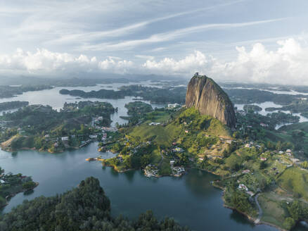 Luftaufnahme von El Penon de Guatape, einem Reiseziel in Guatapé, Antioquia, einem Ferienort in den Anden im Nordwesten Kolumbiens. - AAEF25435