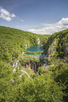 Luftaufnahme der Wasserfälle des Plitvicer Nationalparks in Kroatien. - AAEF25448