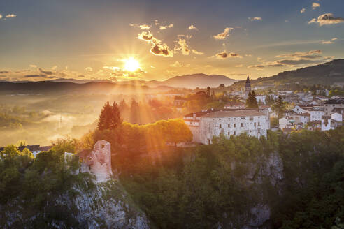 Luftaufnahme der Stadt Pazin bei Sonnenaufgang in Zentralistrien, Kroatien. - AAEF25451