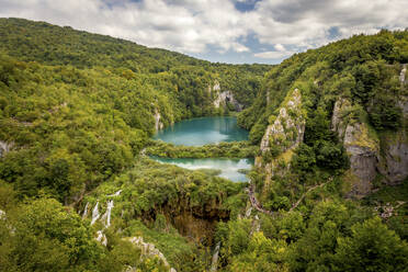 Luftaufnahme der Wasserfälle des Plitvicer Nationalparks in Kroatien. - AAEF25454