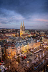 Luftaufnahme des Stadtzentrums von Zagreb während der Adventszeit bei Sonnenuntergang in Kroatien. - AAEF25455