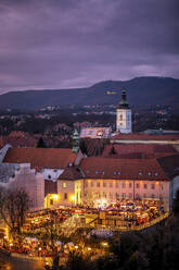 Luftaufnahme des Stadtzentrums von Zagreb während der Adventszeit bei Sonnenuntergang in Kroatien. - AAEF25458