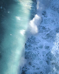 Luftaufnahme der im Meer rollenden Wellen am City Beach, Westaustralien, Australien. - AAEF25459