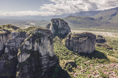 Luftaufnahme der einzigartigen Felsformationen von Meteora, Trikala, Thessalien, Griechenland. - AAEF25473