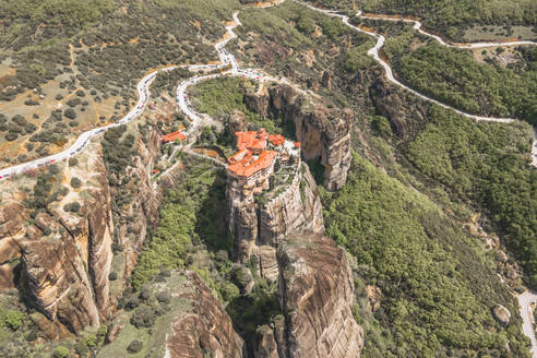 Luftaufnahme von oben des Klosters Iera Moni Barlaam auf einer natürlichen Felsformation in Meteora, Trikala, Thessalien, Griechenland. - AAEF25476