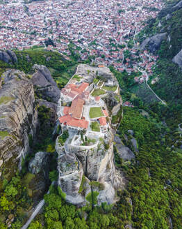 Luftaufnahme des orthodoxen Klosters der Heiligen Dreifaltigkeit mit der Stadt Kalabaka im Hintergrund, Meteora, Kalabaka, Thessalien, Griechenland. - AAEF25480