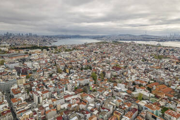 Luftaufnahme der Innenstadt von Istanbul bei Sonnenaufgang, Blick auf den Stadtteil Sultanahmet und den Bosporus, Türkei. - AAEF25492