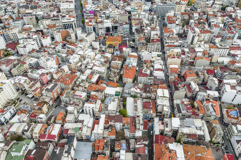 Luftaufnahme eines dicht bebauten Wohnviertels in der Innenstadt von Istanbul, Türkei. - AAEF25493