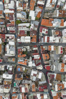 Luftaufnahme von Häusern in einem Istanbuler Wohnviertel von oben, Blick auf die Gecekondu-Häuser, Türkei. - AAEF25496