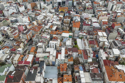 Luftaufnahme von Häusern in einem Istanbuler Wohnviertel von oben, Blick auf die Gecekondu-Häuser, Türkei. - AAEF25498