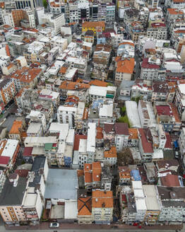 Luftaufnahme von Häusern in einem Istanbuler Wohnviertel von oben, Blick auf die Gecekondu-Häuser, Türkei. - AAEF25499