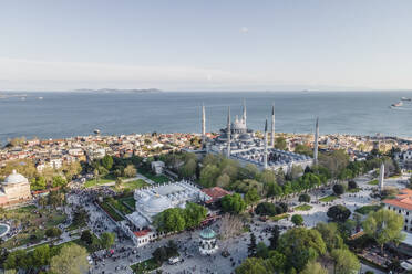 Luftaufnahme der Sultanahmet Camii (der Blauen Moschee) im Istanbuler Stadtteil Sultanahmet auf der europäischen Seite während des muslimischen Feiertags, Türkei. - AAEF25500