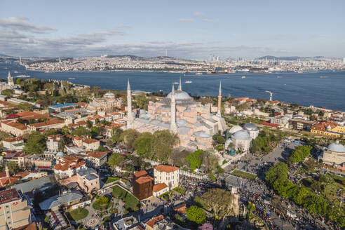 Luftaufnahme der Hagia Sophia (Ayasofya Camii) Moschee im Stadtteil Sultanahmet während des muslimischen Festtages in Istanbul, Türkei. - AAEF25501