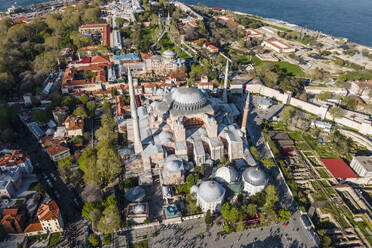 Luftaufnahme der Hagia Sophia (Ayasofya Camii), einer berühmten byzantinischen Moschee mit einer Kuppel im Stadtteil Sultanahmet in Istanbul, Türkei. - AAEF25502