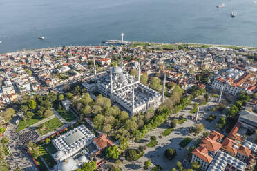 Luftaufnahme der Sultanahmet Camii (der Blauen Moschee) im Istanbuler Stadtteil Sultanahmet auf der europäischen Seite während des muslimischen Feiertags, Türkei. - AAEF25504