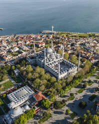 Luftaufnahme der Sultanahmet Camii (der Blauen Moschee) im Istanbuler Stadtteil Sultanahmet auf der europäischen Seite während des muslimischen Feiertags, Türkei. - AAEF25505