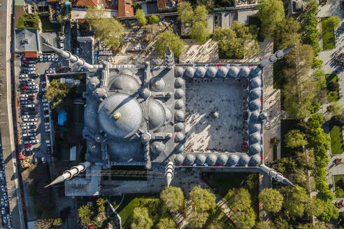 Luftaufnahme der Sultanahmet Camii (der Blauen Moschee) im Istanbuler Stadtteil Sultanahmet auf der europäischen Seite während des muslimischen Feiertags, Türkei. - AAEF25506