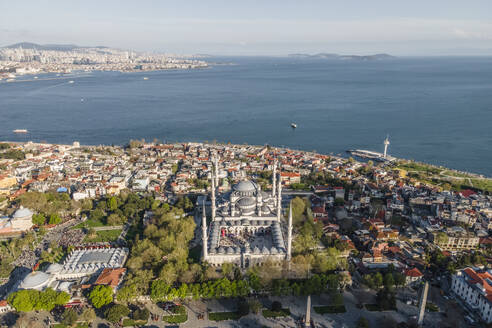 Luftaufnahme der Sultanahmet Camii (der Blauen Moschee) im Istanbuler Stadtteil Sultanahmet auf der europäischen Seite während des muslimischen Feiertags, Türkei. - AAEF25507