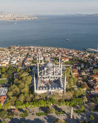 Luftaufnahme der Sultanahmet Camii (der Blauen Moschee) im Istanbuler Stadtteil Sultanahmet auf der europäischen Seite während des muslimischen Feiertags, Türkei. - AAEF25508