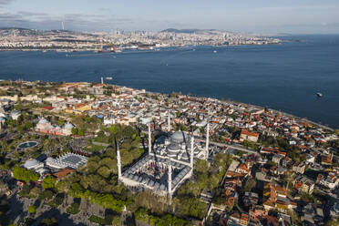 Luftaufnahme der Sultanahmet Camii (der Blauen Moschee) im Istanbuler Stadtteil Sultanahmet auf der europäischen Seite während des muslimischen Feiertags, Türkei. - AAEF25509