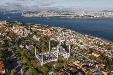 Luftaufnahme der Hagia-Sophia-Moschee und der Blauen Moschee im europäischen Stadtteil Sultanahmet am Marmara-See in der Innenstadt von Istanbul, Türkei. - AAEF25510