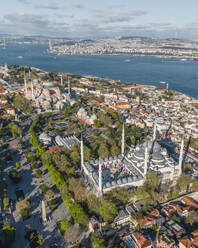 Luftaufnahme der Hagia-Sophia-Moschee und der Blauen Moschee im europäischen Stadtteil Sultanahmet am Marmara-See in der Innenstadt von Istanbul, Türkei. - AAEF25511