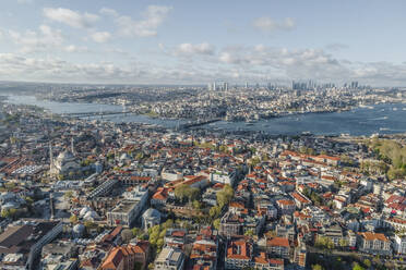 Luftaufnahme des Eminonu-Viertels entlang des Goldenen Horns mit der Galata-Brücke auf der europäischen Seite der Istanbuler Innenstadt, Türkei. - AAEF25512