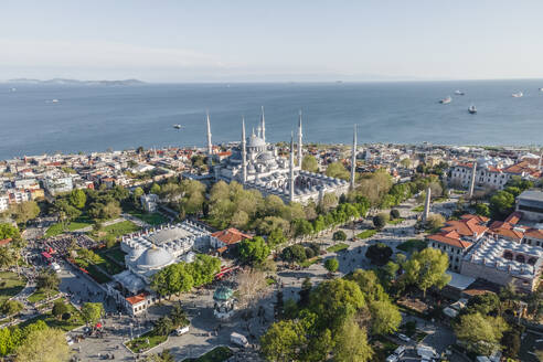 Luftaufnahme der Sultanahmet Camii (der Blauen Moschee) im Istanbuler Stadtteil Sultanahmet auf der europäischen Seite während des muslimischen Feiertags, Türkei. - AAEF25513