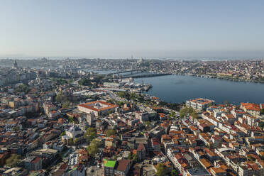 Luftaufnahme des Goldenen Horns, der wichtigsten Wasserstraße des Bosporus, mit der Galata-Brücke im Bezirk Beyoglu im Zentrum Istanbuls, Türkei. - AAEF25515