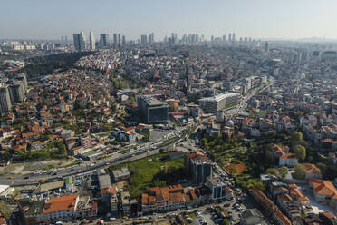 Luftaufnahme des Beyoglu-Viertels mit hohen Gebäuden aus einem Finanzviertel in der Innenstadt von Istanbul, Türkei. - AAEF25518