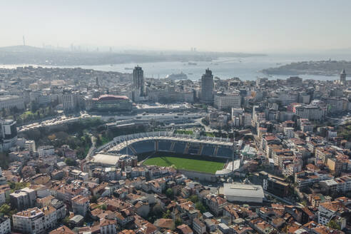 Luftaufnahme des Kasimpasa-Stadions im Stadtteil Beyoglu auf der europäischen Seite von Istanbul, Türkei. - AAEF25519