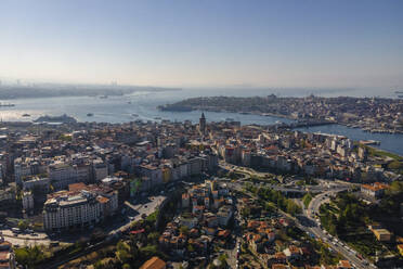 Luftaufnahme des Galata-Turms im Stadtteil Beyoglu auf der europäischen Seite des Stadtzentrums von Istanbul, Türkei. - AAEF25523