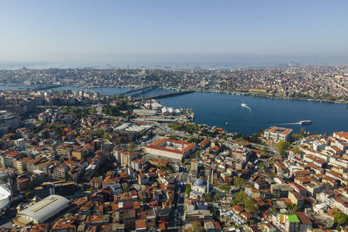 Luftaufnahme der europäischen Seite von Istanbul, Blick auf den Stadtteil Beyoglu und die Galata-Brücke am Goldenen Horn, Türkei. - AAEF25524