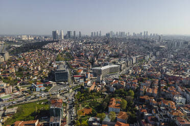 Luftaufnahme des Beyoglu-Viertels mit hohen Gebäuden aus einem Finanzviertel in der Innenstadt von Istanbul, Türkei. - AAEF25525