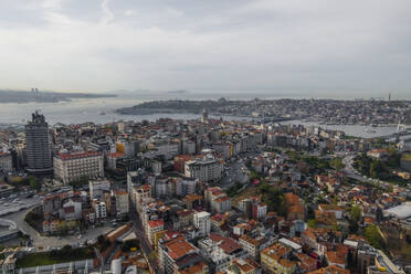 Luftaufnahme des Galata-Turms im Stadtteil Beyoglu auf der europäischen Seite des Stadtzentrums von Istanbul, Türkei. - AAEF25526