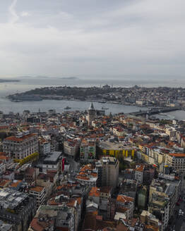 Luftaufnahme des Galata-Turms im Stadtteil Beyoglu auf der europäischen Seite des Stadtzentrums von Istanbul, Türkei. - AAEF25527