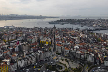 Luftaufnahme des Galata-Turms im Stadtteil Beyoglu auf der europäischen Seite bei Sonnenuntergang entlang des Bosporus-Kanals und der Mündung des Goldenen Horns in Istanbul, Türkei. - AAEF25528