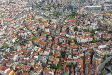 Luftaufnahme eines Wohnviertels mit hoher Bebauungsdichte im Stadtteil Beyoglu in Istanbul, Türkei. - AAEF25529