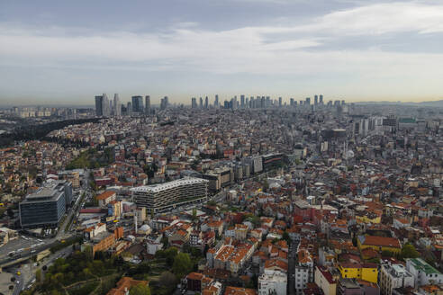 Luftaufnahme des Beyoglu-Viertels mit hohen Gebäuden aus einem Finanzviertel in der Innenstadt von Istanbul, Türkei. - AAEF25530