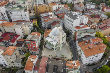 Luftaufnahme der Sururi Camii Moschee im Bezirk Beyoglu in Istanbul, Türkei. - AAEF25531
