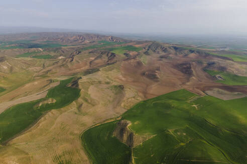 Luftaufnahme einer schönen grünen Hügellandschaft in Zentralanatolien in der Nähe von Ankara, Türkei. - AAEF25536