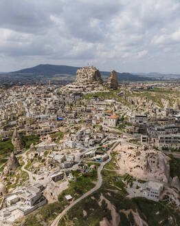 Luftaufnahme von Uchisar, einem alten Dorf in der Region Kappadokien, Provinz Nevsehir, Türkei. - AAEF25541