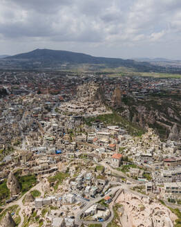 Luftaufnahme von Uchisar, einem alten Dorf in der Region Kappadokien, Provinz Nevsehir, Türkei. - AAEF25542