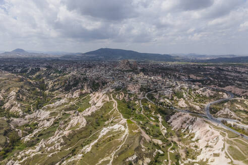 Luftaufnahme von Uchisar, einem alten Dorf in der Region Kappadokien, Provinz Nevsehir, Türkei. - AAEF25543