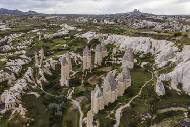 Luftaufnahme der Feenkamin-Felsformation im Goreme-Tal und -Nationalpark, Kappadokien, Nevsehir, Türkei. - AAEF25549