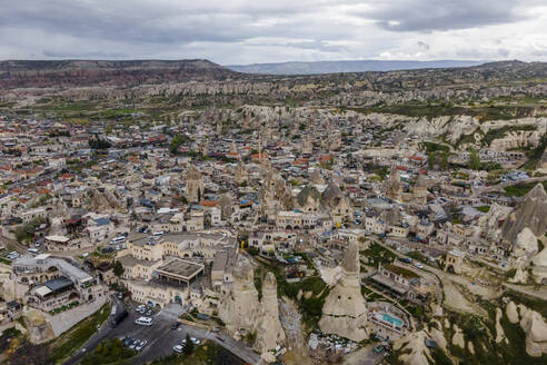 Luftaufnahme von Goreme, einer alten Stadt am Rande des Goreme-Nationalparks in der Region Kappadokien, Nevsehir, Türkei. - AAEF25550