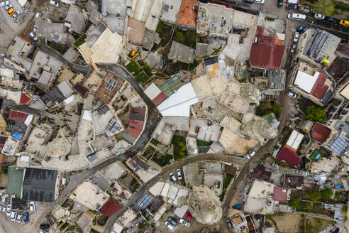 Luftaufnahme von Goreme, einer alten Stadt entlang des Goreme-Nationalparks in der Region Kappadokien, Nevsehir, Türkei, von oben. - AAEF25551