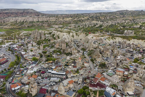 Luftaufnahme von Goreme, einer alten Stadt am Rande des Goreme-Nationalparks in der Region Kappadokien, Nevsehir, Türkei. - AAEF25553