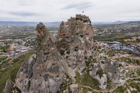 Luftaufnahme der Burg Uchisar in der Altstadt von Uchisar, die mit Höhlen und zahlreichen Tunneln durchzogen ist, Kappadokien, Nevsehir, Türkei. - AAEF25555