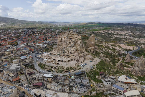 Luftaufnahme der Burg Uchisar in der Altstadt von Uchisar, die mit Höhlen und zahlreichen Tunneln durchzogen ist, Kappadokien, Nevsehir, Türkei. - AAEF25556